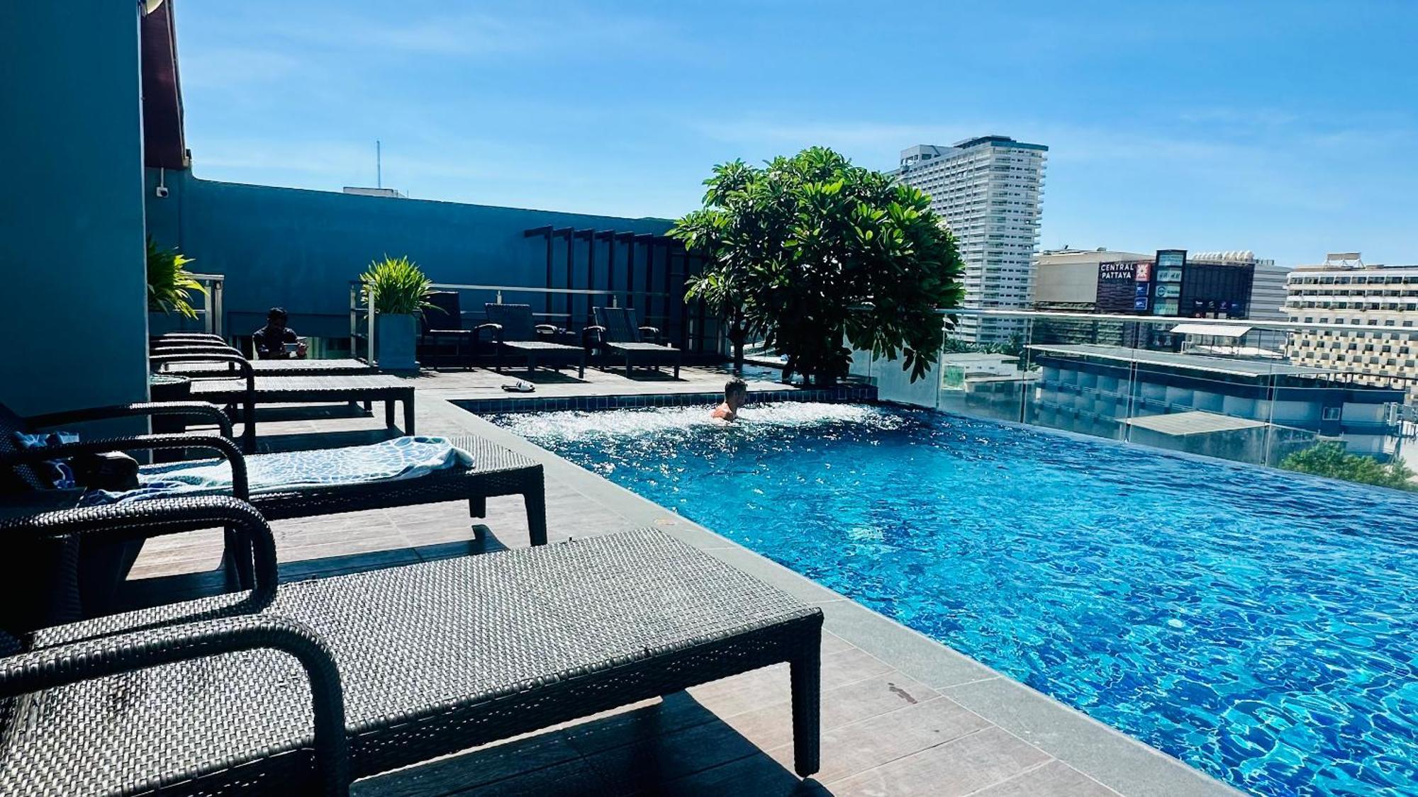 The Base Inn Pattaya Exterior foto